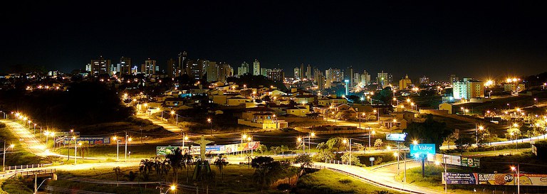 São_Carlos_-_Downtown_by_Night.jpg